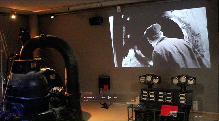 Projection dans la salle des machines